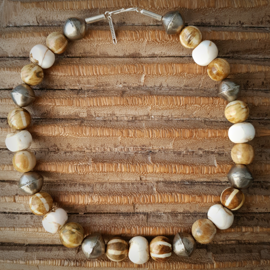 NATURFARBEN • genau das Richtige zum Herbstanfang! Handgearbeitete Halskette in Naturfarben mit nepalesischen Muscheln, versteinertem Holz und hohlen Metallperlen der Tuareg // Handgefertigte Schmuckstücke aus aller Welt von ambra Schmuck online kaufen