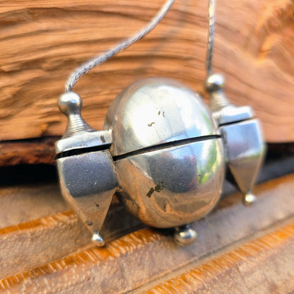 Q0105 | Antikes Silberamulett aus Südindien