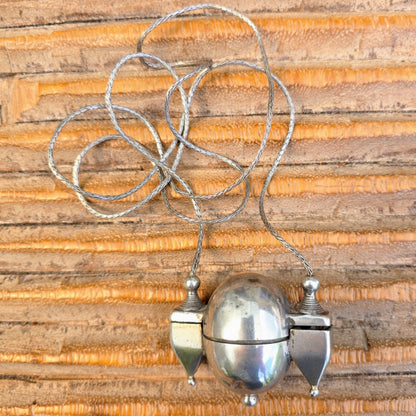 Q0105 | Antikes Silberamulett aus Südindien