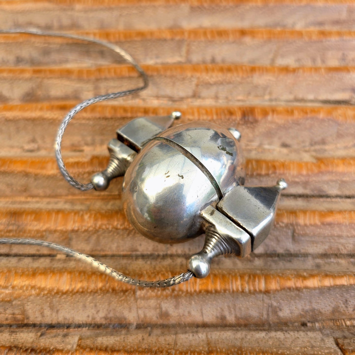 Q0105 | Antikes Silberamulett aus Südindien