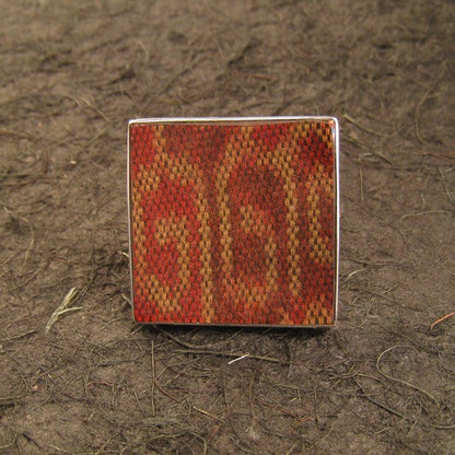 Quadratischer Ring aus Sterlingsilber mit rotbraunem Ikat aus Sumba und größenverstellbarer Ringschiene von ambra-schmuck.de