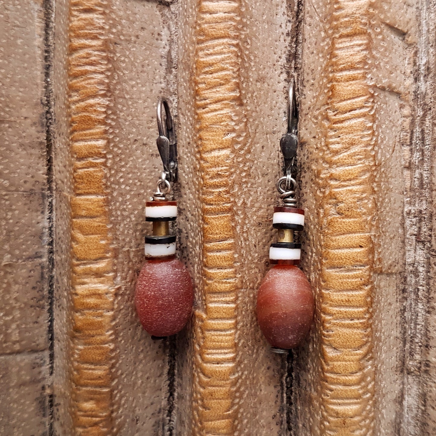 Handgefertigte Ohrhänger mit braunen Karneolstein-Perlen, weißen Achatstein-Perlen und indischen Bronzeperlen am oxidierten Silberhaken