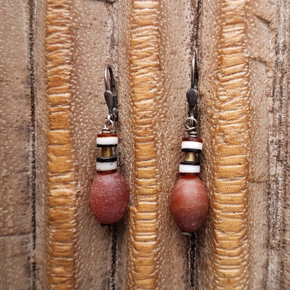 Handgefertigte Ohrhänger mit braunen Karneolstein-Perlen, weißen Achatstein-Perlen und indischen Bronzeperlen am oxidierten Silberhaken