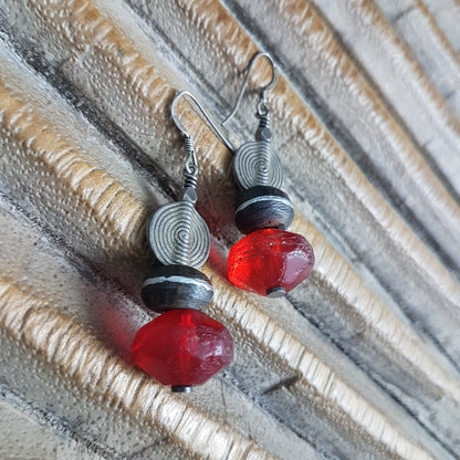 Handgefertigte Ohrhänger mit roten facettierten Glasperlen aus Afrika, Ebenholzperlen der Tuareg und Silberperlen am Silberhaken