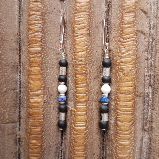 Handgefertigte Ohrhänger mit Onyx-Steinen, Lapislazuli-Steinen, Howlith-Steinen und mattierten Silberperlen am Silberhaken