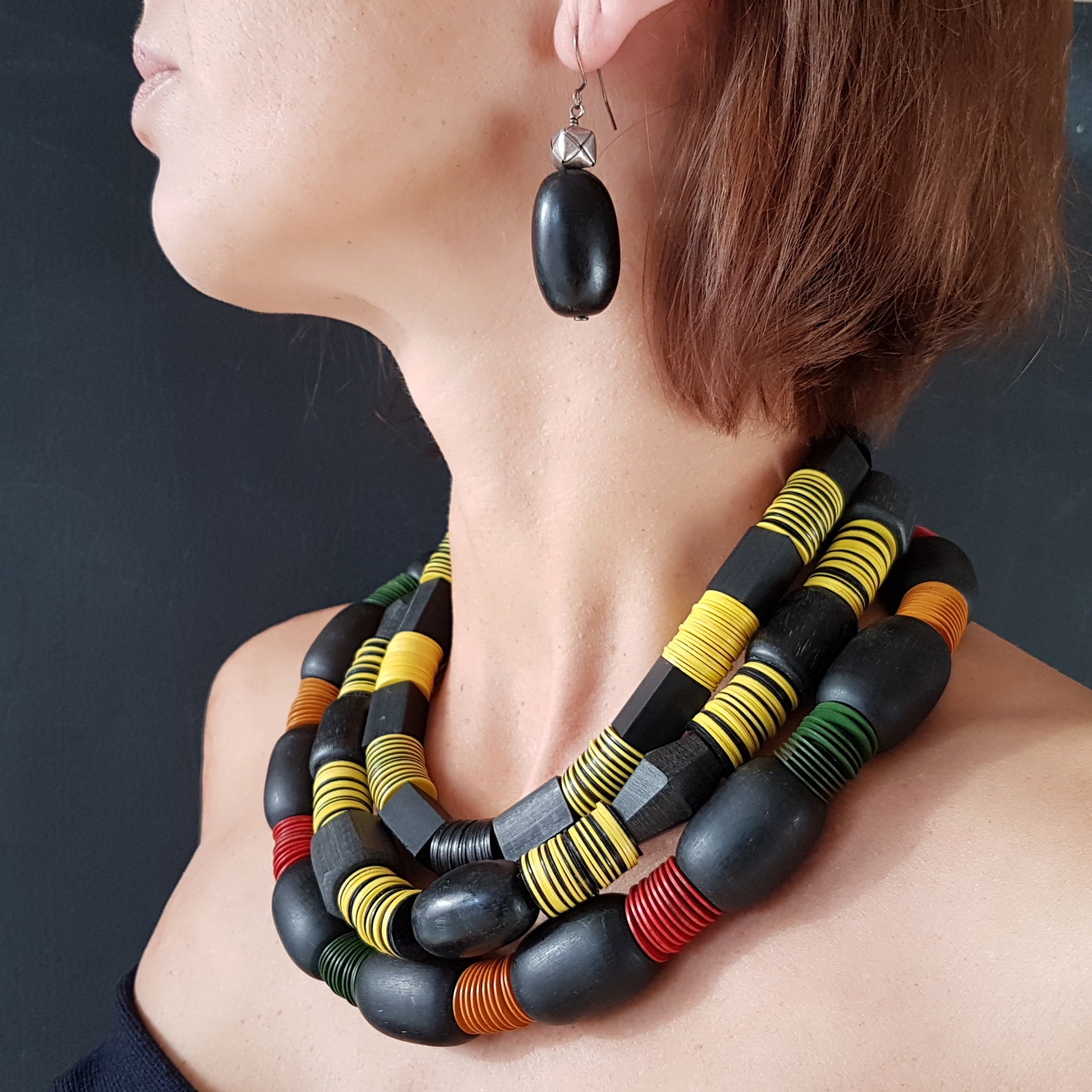 Handgearbeitete Kette mit schwarzen Harzperlen aus Indonesien und afrikanischen Bakelitscheiben in schwarz und gelb mit Silberverschluss