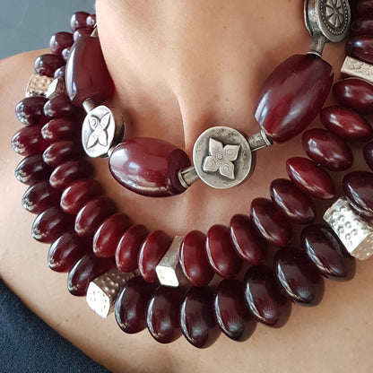 Handgearbeitete Kette mit dunkelbraunen Harzperlen aus Indonesien und alten Silberelementen aus Afghanistan mit Silberverschluss