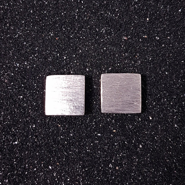 Quadratische Ohrstecker aus mattiertem Sterlingsilber.  Durchmesser: 13 mm