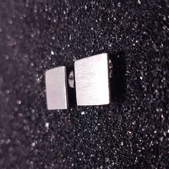 Quadratische Ohrstecker aus mattiertem Sterlingsilber.  Durchmesser: 13 mm
