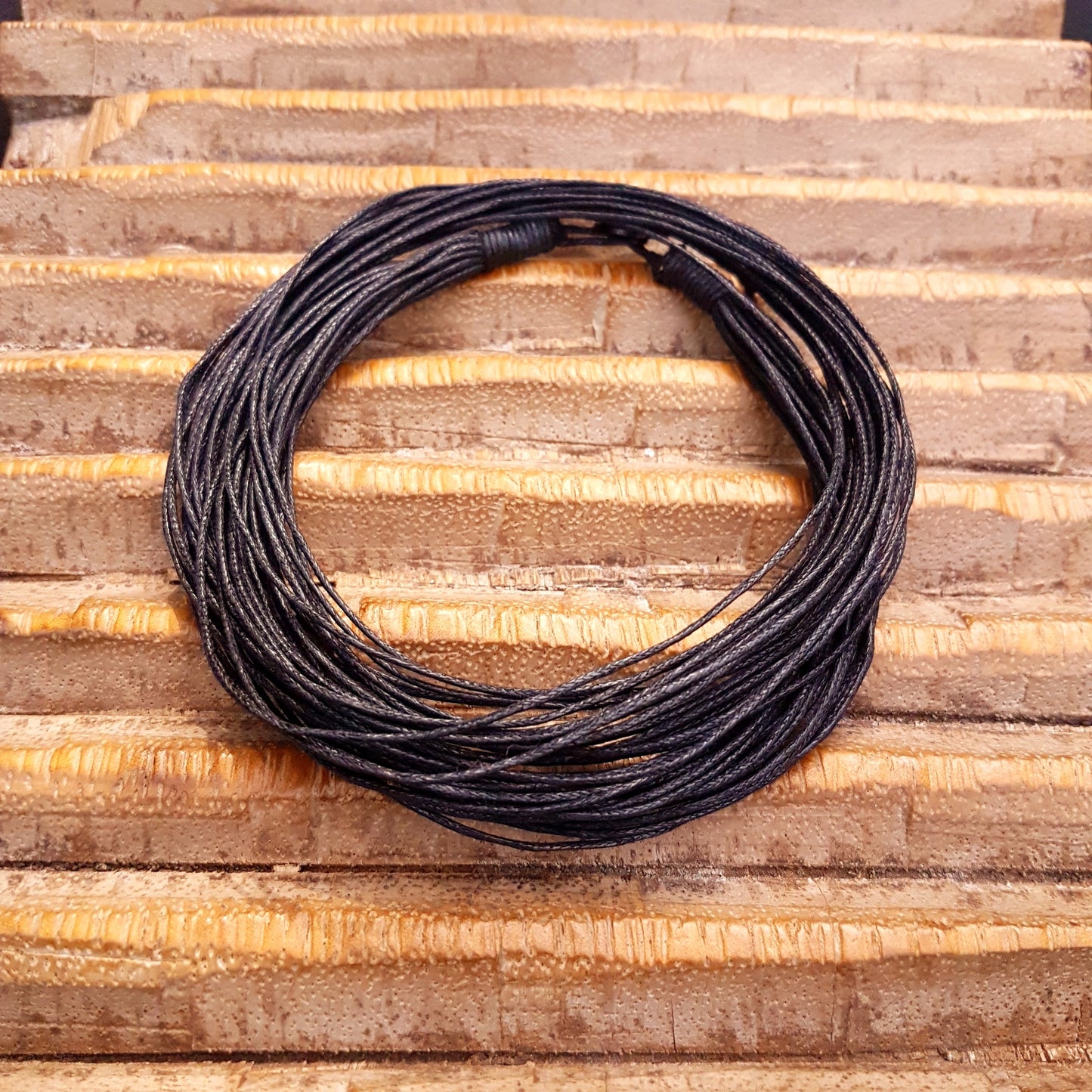 Schwarze mehrreihige Baumwollkette mit Knopf-Verschluss.  Länge: 60 cm 20-reihig