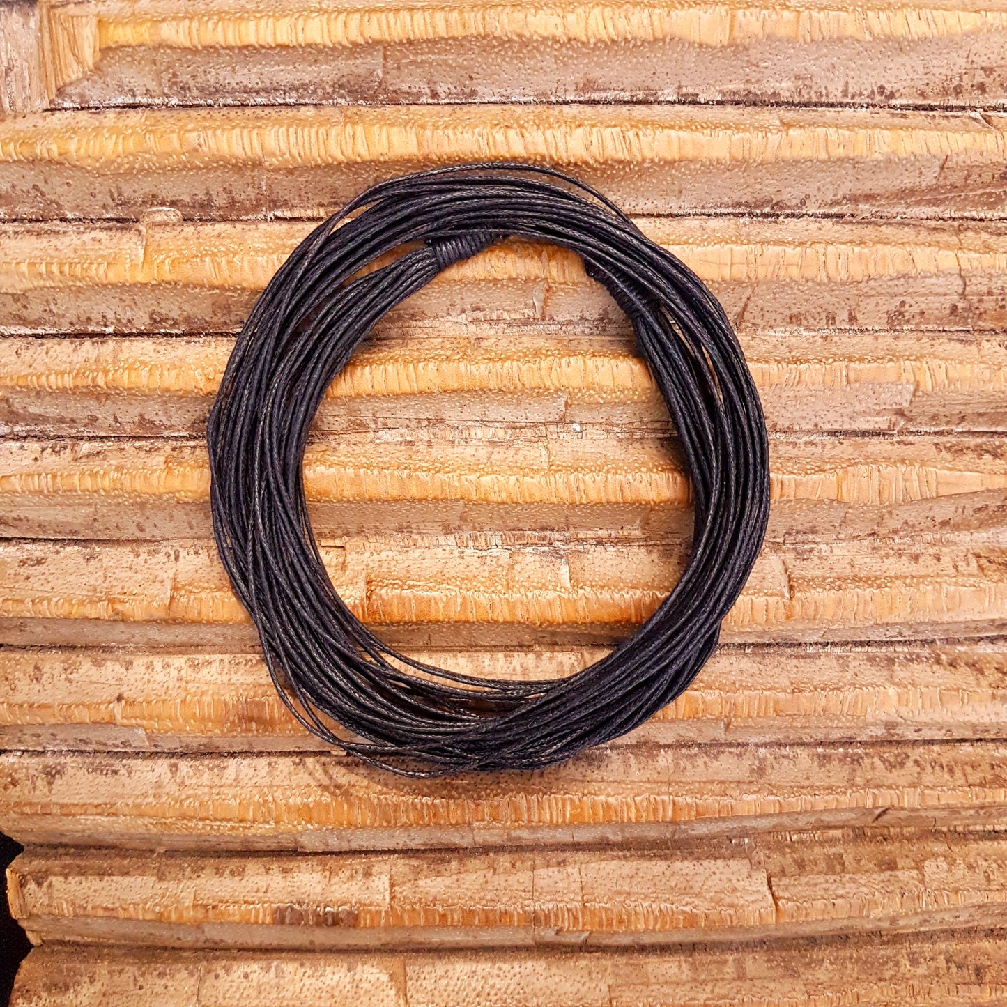 Schwarze mehrreihige Baumwollkette mit Knopf-Verschluss.  Länge: 60 cm 20-reihig