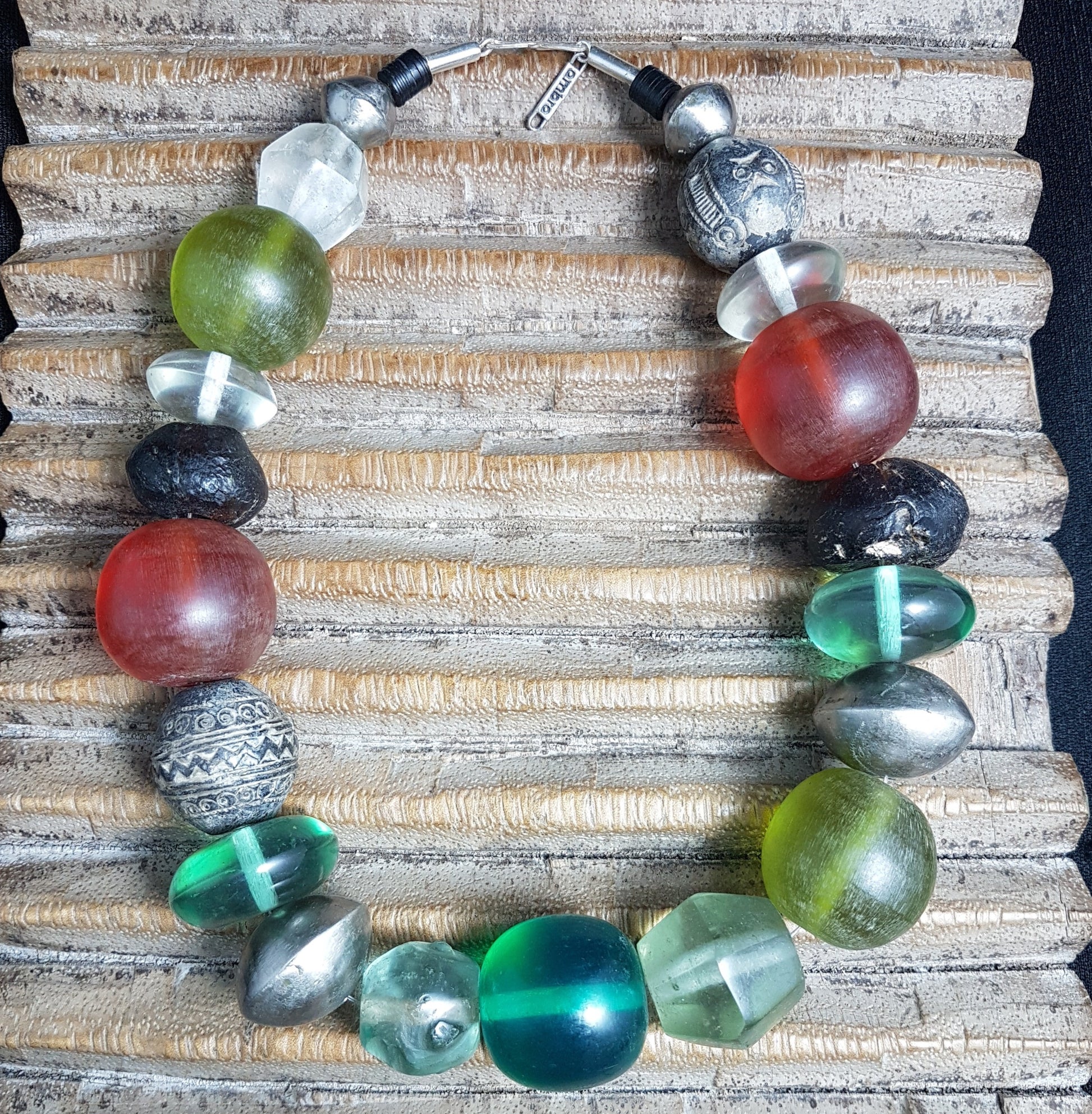 Handgearbeitete Kette mit Glas- und Harzperlen in Grüntönen aus Indonesien, afrikanischen Spinnwirtel-Perlen aus Ton und hohlen Metallperlen der Tuareg mit Silberverschluss