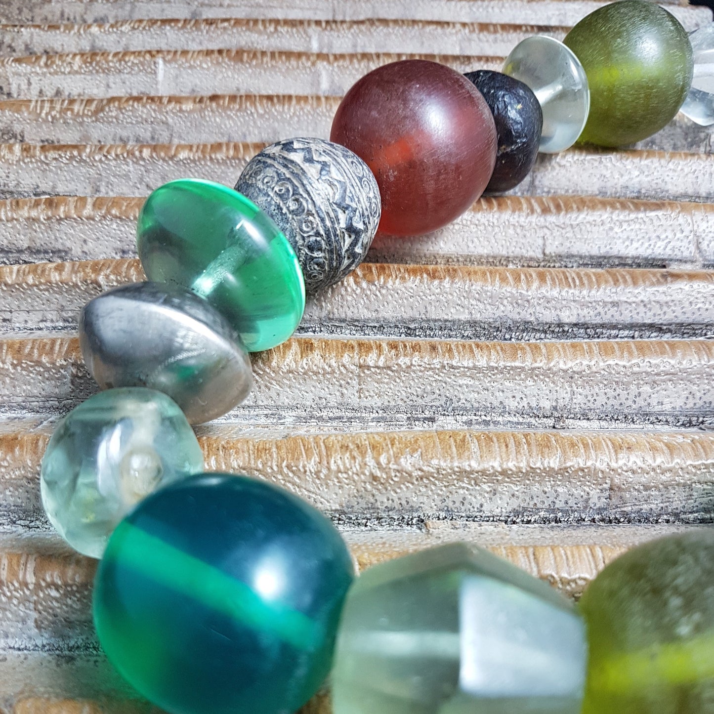 Handgearbeitete Kette mit Glas- und Harzperlen in Grüntönen aus Indonesien, afrikanischen Spinnwirtel-Perlen aus Ton und hohlen Metallperlen der Tuareg mit Silberverschluss