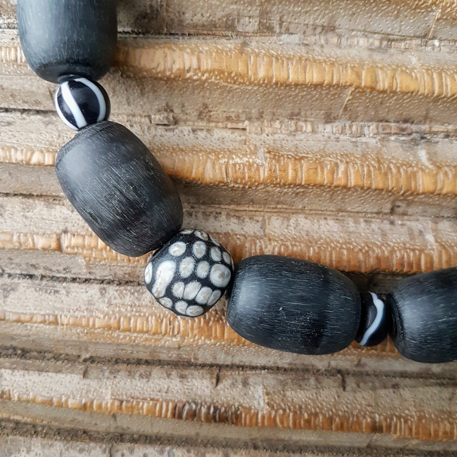 Handgearbeitete Kette mit schwarzweißen Glasperlen von der Insel Java und schwarzen Harzperlen aus Indonesien mit Silberverschluss