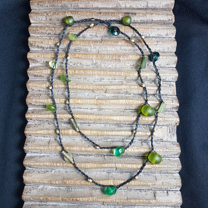 Lange handgehäkelte Kette, ein Mix aus grünen und olivefarbenen Perlen aus Glas und Harz mit Bronzeperlen auf Baumwolle