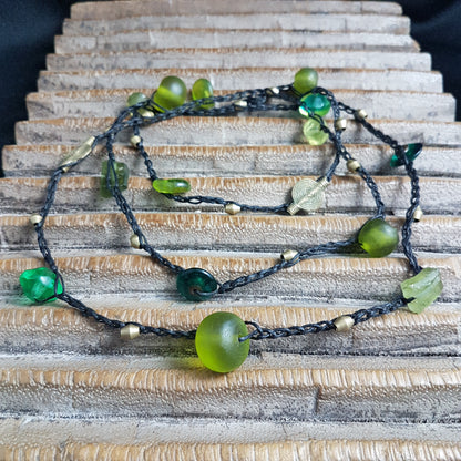 Lange handgehäkelte Kette, ein Mix aus grünen und olivefarbenen Perlen aus Glas und Harz mit Bronzeperlen auf Baumwolle