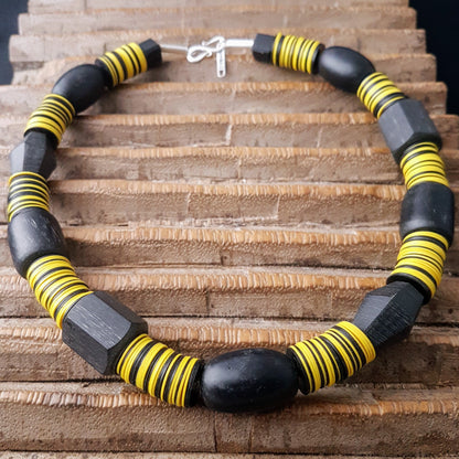 Handgearbeitete Kette mit schwarzen Harzperlen aus Indonesien und afrikanischen Bakelitscheiben in schwarz und gelb mit Silberverschluss
