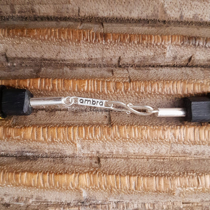 Handgearbeitete Kette mit schwarzen Harzperlen aus Indonesien und afrikanischen Bakelitscheiben in schwarz und gelb mit Silberverschluss