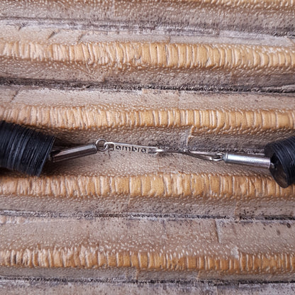 Handgearbeitete Kette mit gebatikten Beinperlen aus Afrika, schwarzen afrikanischen Bakelitscheiben und chinesischen Münzen mit Silberverschluss
