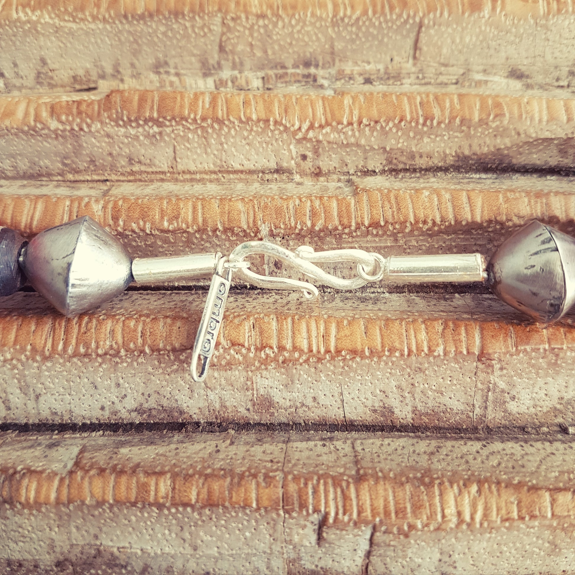 Handgearbeitete Kette knallroten Harzperlen aus Indonesien, Ebenholzperlen mit Metallintarsien und hohlen Metallperlen der Tuareg mit Silberverschluss