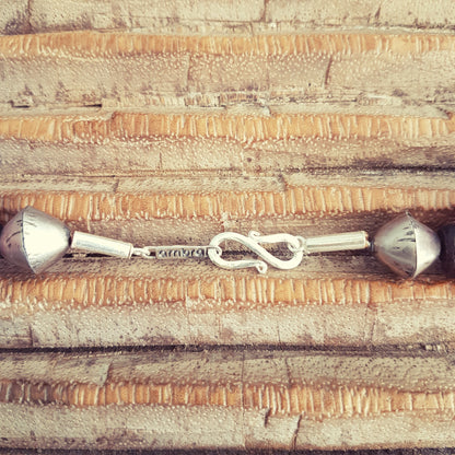 Handgearbeitete Kette knallroten Harzperlen aus Indonesien, Ebenholzperlen mit Metallintarsien und hohlen Metallperlen der Tuareg mit Silberverschluss